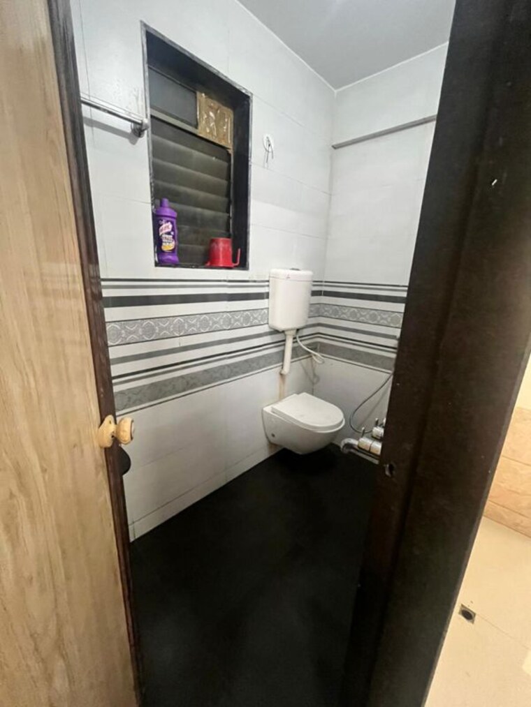 Bathroom, tilak nagar 1.5 Bedroom 550 Sq.Ft. Apartment In Tilak Nagar Mumbai 10493326