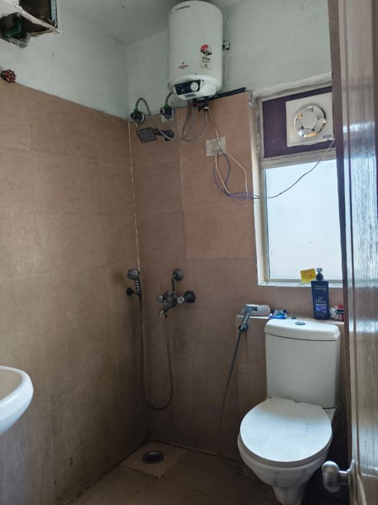 Bathroom, paras-tierea 1 Bedroom 495 Sq.Ft. Apartment In Sector 137 Noida 10493376