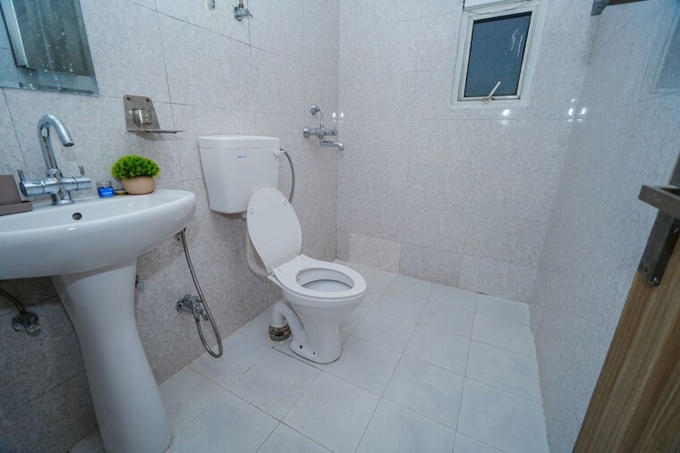 Bathroom, panchsheel-greens-ii 3.5 Bedroom 1820 Sq.Ft. Apartment In Sector 16 Greater Noida Greater Noida 10493451