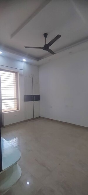 Room in 3 BHK Builder Floor at Sector 85 – for Rent