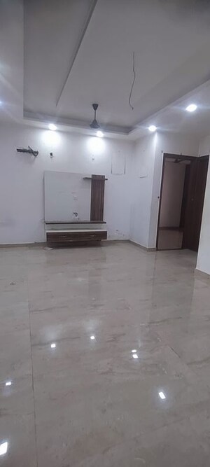Room in 3 BHK Builder Floor at Sector 85 – for Rent