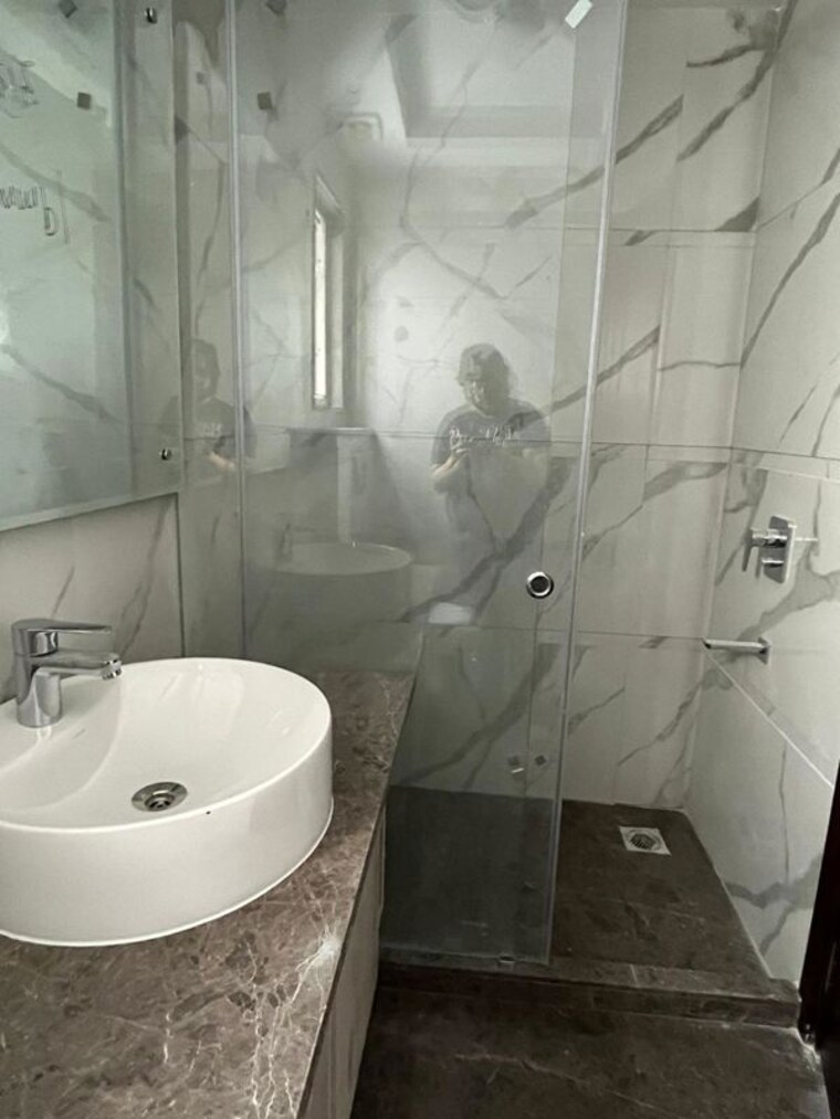 Bathroom, south extension ii 3 Bedroom 250 Sq.Yd. Builder Floor In South Extension ii Delhi 10493545