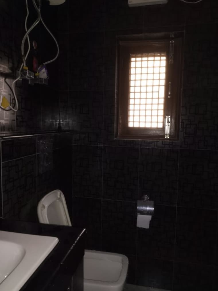 Bathroom, sarita vihar 3 Bedroom 1950 Sq.Ft. Builder Floor In Sarita Vihar Delhi 10493620
