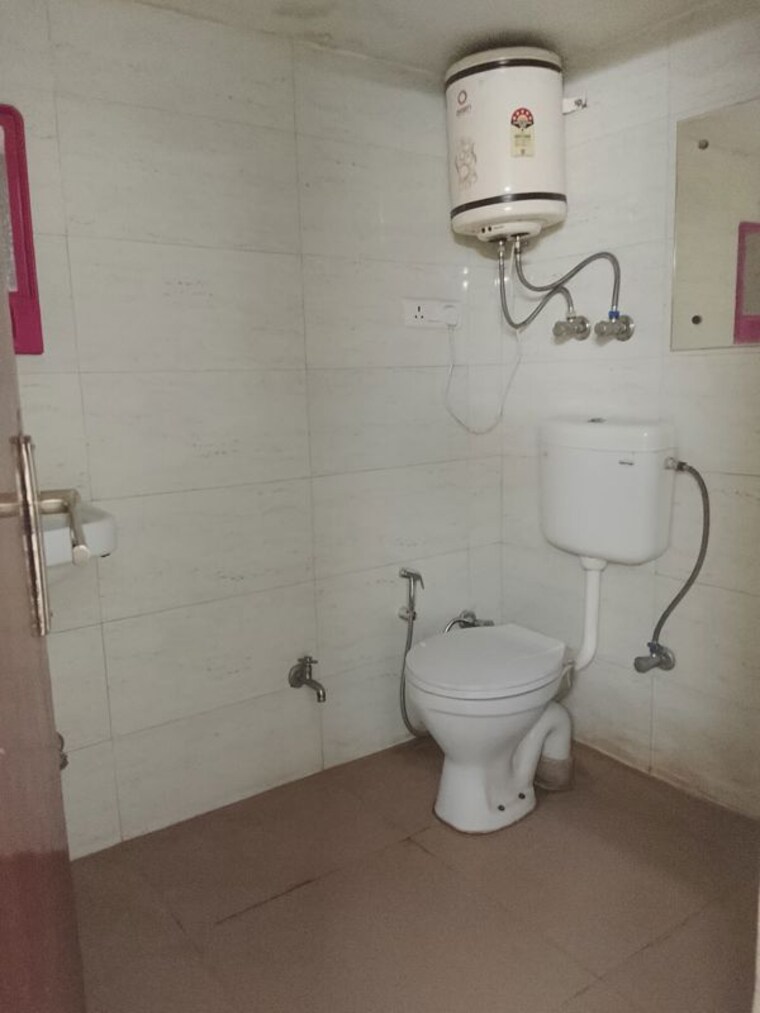 Bathroom, freedom fighters enclave 1 Bedroom 700 Sq.Ft. Builder Floor In Freedom Fighters Enclave Delhi 10493679
