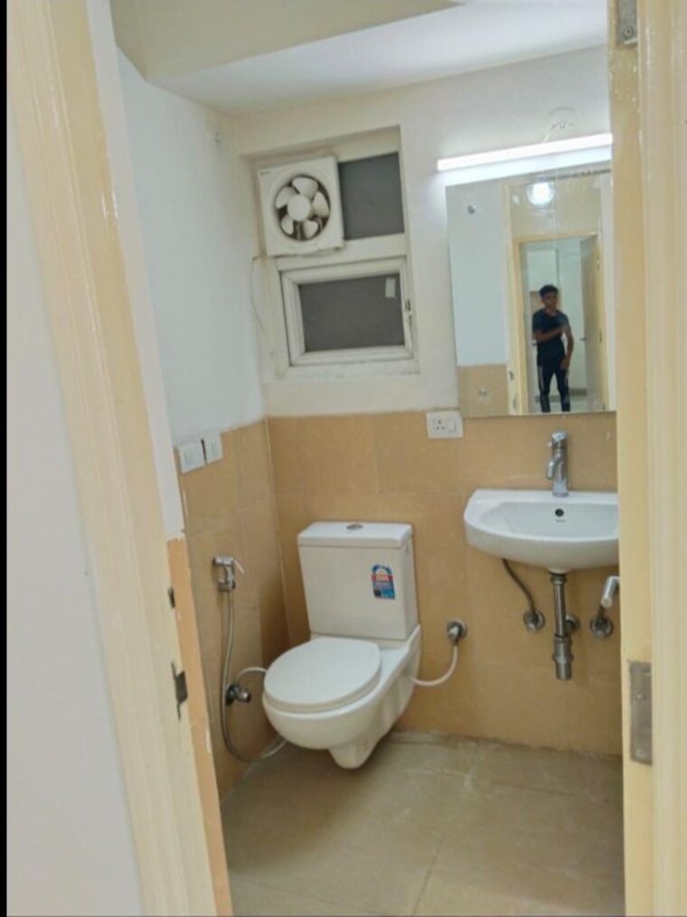 Bathroom, emaar-emerald-floors-premier 3 Bedroom 1600 Sq.Ft. Apartment In Sector 65 Gurgaon 10493746