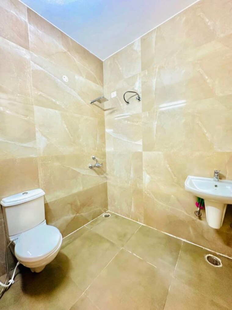 Bathroom, sector 71 3 Bedroom 125 Sq.Yd. Apartment In Sector 71 Mohali 10493784