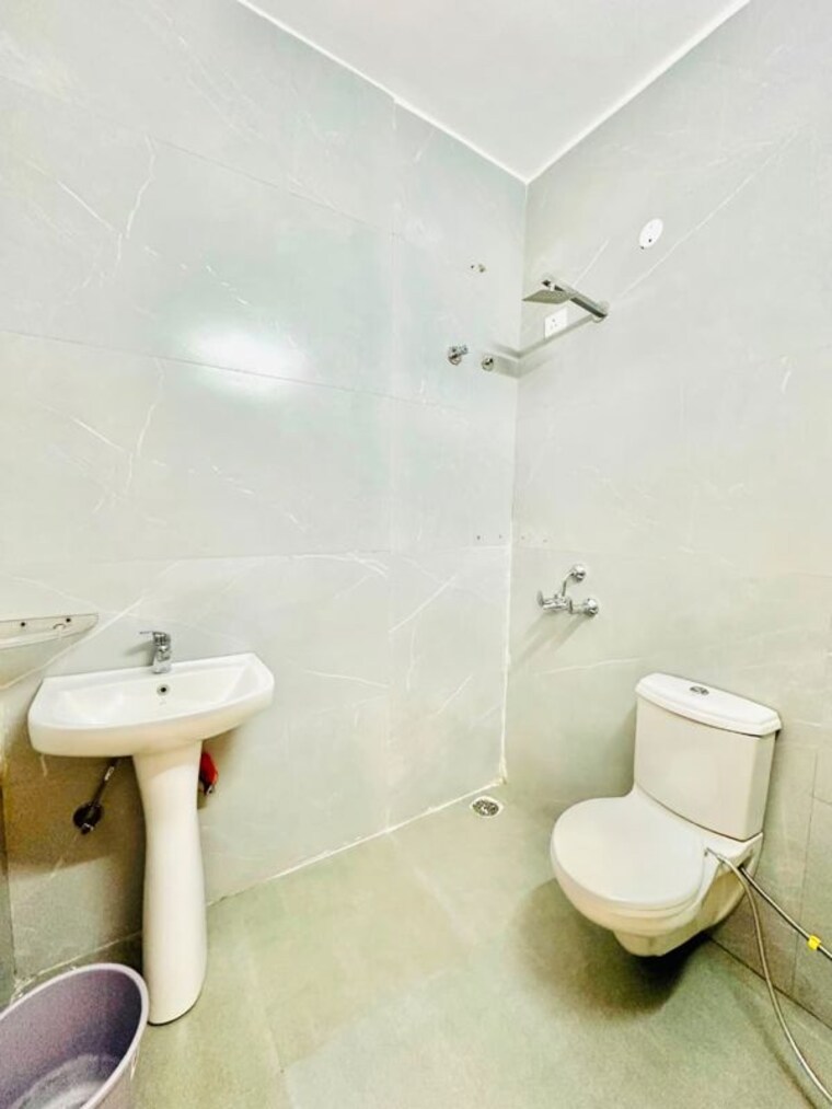 Bathroom, sector 71 3 Bedroom 125 Sq.Yd. Apartment In Sector 71 Mohali 10493784