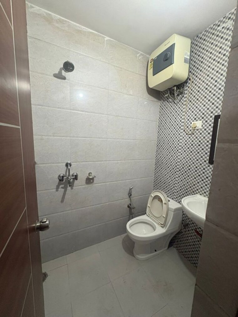 Bathroom, kanhai 2 Bedroom 1000 Sq.Ft. Builder Floor In Kanhai Gurgaon 10493823