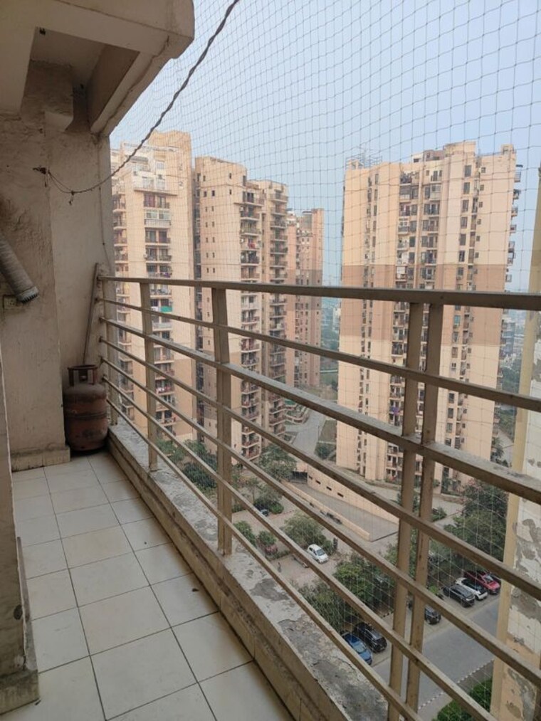 Balcony, paras-tierea 2 Bedroom 925 Sq.Ft. Apartment In Sector 137 Noida 10490058