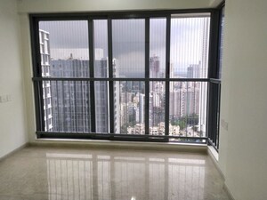 Room in 3 BHK Apartment at Kalpataru Elitus, Mulund West – for Rent