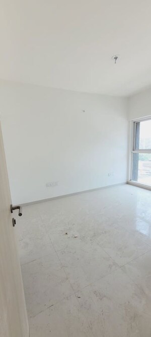 Room in 3 BHK Apartment at Kalpataru Elitus, Mulund West – for Rent