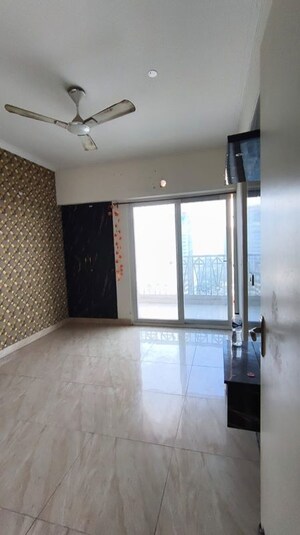 Room in 2 BHK Apartment at Gaur City 7th Avenue, Sector 4 Greater Noida – for Rent
