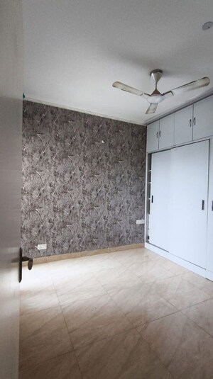 Room in 2 BHK Apartment at Gaur City 7th Avenue, Sector 4 Greater Noida – for Rent