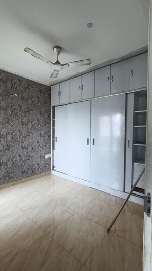 Room in 2 BHK Apartment at Gaur City 7th Avenue, Sector 4 Greater Noida – for Rent