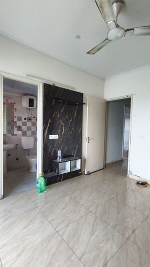 Room in 2 BHK Apartment at Gaur City 7th Avenue, Sector 4 Greater Noida – for Rent