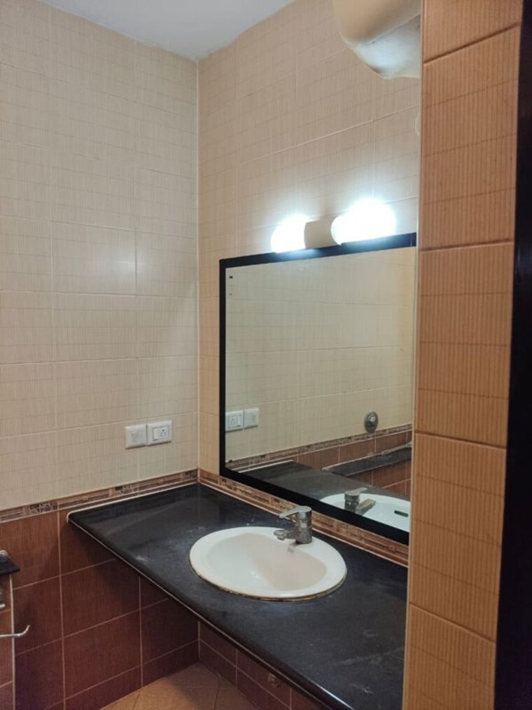 Bathroom, sindhi-colony-ulsoor 4 Bedroom 4000 Sq.Ft. Apartment In Halasuru Bangalore 10493895