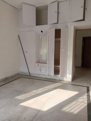 Room in 2 BHK Builder Floor at Sector 17 – for Rent