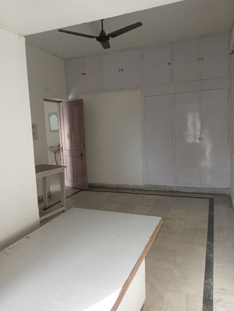 Room, sector 17 2 Bedroom 2000 Sq.Ft. Builder Floor In Sector 17 Panchkula 10494051