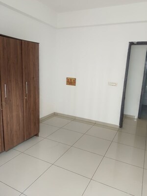 Room in 2.5 BHK Apartment at Gulshan Bellina, Sector 16 Greater Noida – for Rent