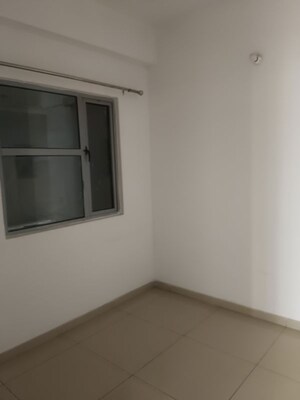 Room in 2.5 BHK Apartment at Gulshan Bellina, Sector 16 Greater Noida – for Rent