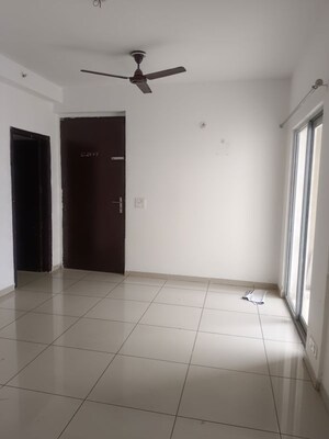 Room in 2.5 BHK Apartment at Gulshan Bellina, Sector 16 Greater Noida – for Rent