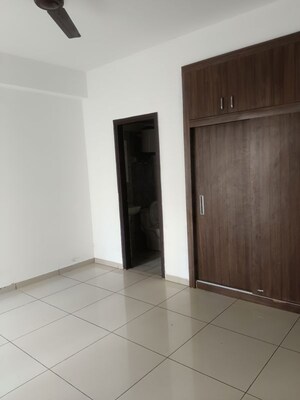 Room in 2.5 BHK Apartment at Gulshan Bellina, Sector 16 Greater Noida – for Rent
