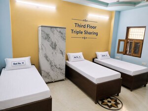 Room in  Pg at Jagatpuri – for Rent