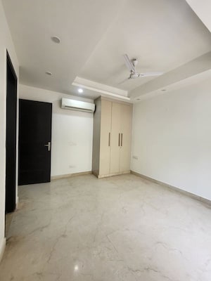 Room in 3 BHK Builder Floor at BPTP Amstoria Country Floor, Sector 102 – for Rent