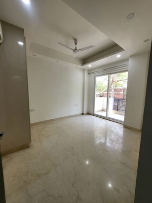 Room in 3 BHK Builder Floor at BPTP Amstoria Country Floor, Sector 102 – for Rent