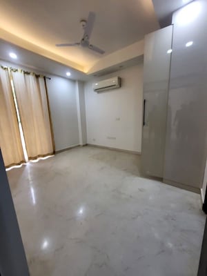 Room in 3 BHK Builder Floor at BPTP Amstoria Country Floor, Sector 102 – for Rent