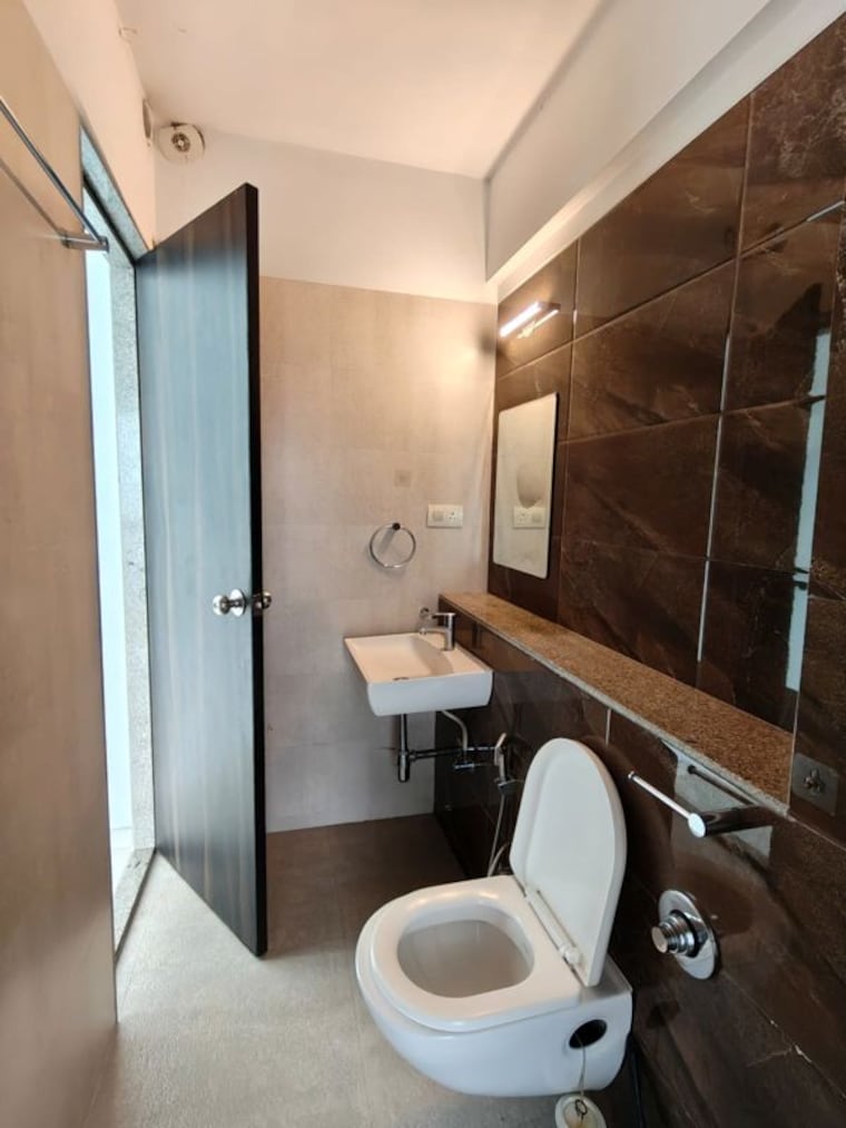 Bathroom, nahar-cayenne 2 Bedroom 930 Sq.Ft. Apartment In Powai Mumbai 10494282