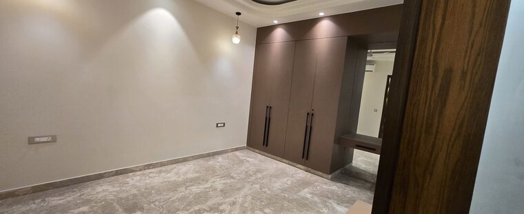 Room, rohini sector 18 4 Bedroom 240 Sq.Yd. Builder Floor In Rohini Sector 18 Delhi 10448765