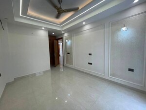 Room in 3 BHK Builder Floor at Old Dlf – for Rent