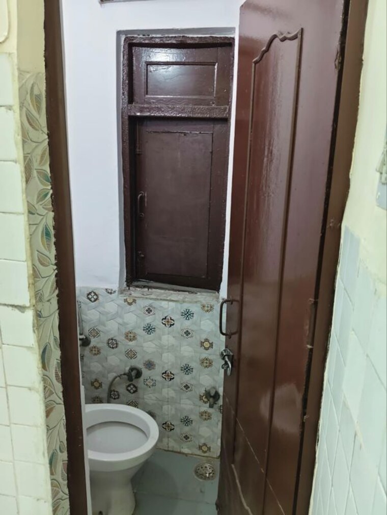 Bathroom, naraina 3 Bedroom 150 Sq.Yd. Builder Floor In Naraina Delhi 10494472