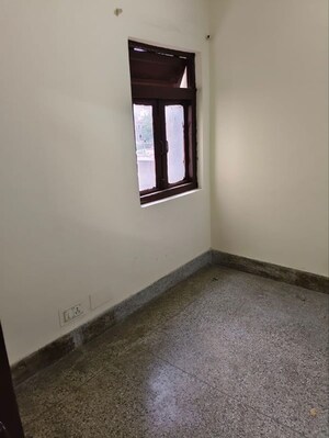 Room in 3 BHK Builder Floor at Naraina – for Rent