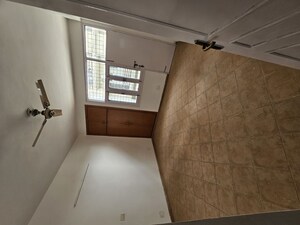 Room in 3.5 BHK Builder Floor at Sector 57 – for Rent