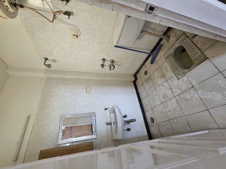 Bathroom, sector 57 3.5 Bedroom 2700 Sq.Ft. Builder Floor In Sector 57 Gurgaon 10494497