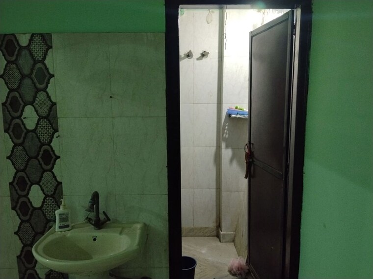 Bathroom, baba colony 2 Bedroom 60 Sq.Yd. Builder Floor In Baba Colony Delhi 10494749