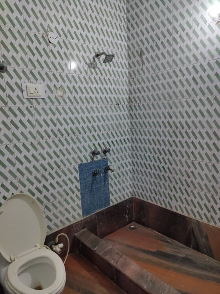 Bathroom, sector 50 3 Bedroom 2000 Sq.Ft. Builder Floor In Sector 50 Noida 10494815