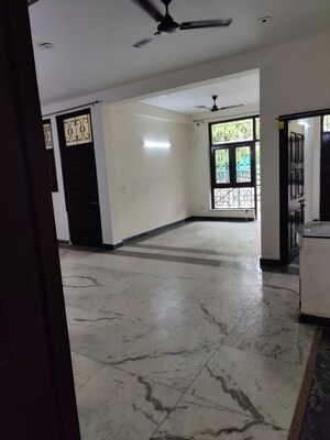 Room in 3 BHK Builder Floor at Sector 50 – for Rent