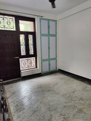 Room in 3 BHK Builder Floor at Sector 50 – for Rent