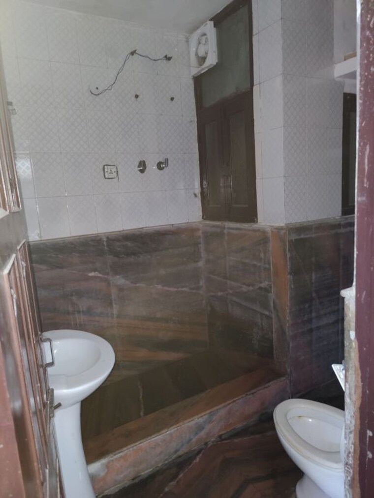 Bathroom, sector 50 3 Bedroom 2000 Sq.Ft. Builder Floor In Sector 50 Noida 10494815