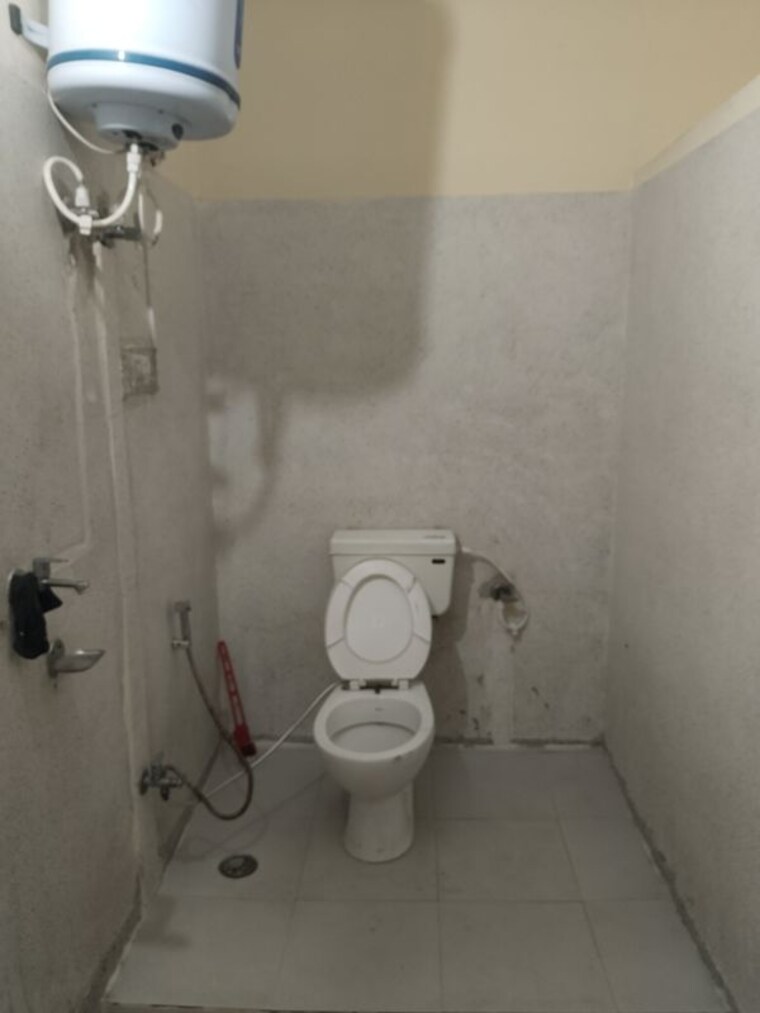 Bathroom, sector 14 3 Bedroom 500 Sq.Yd. Builder Floor In Sector 14 Sonipat 10494811