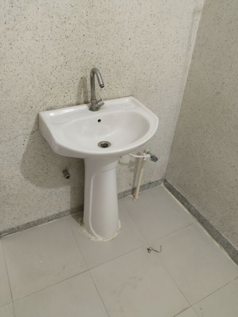Bathroom, sector 14 3 Bedroom 500 Sq.Yd. Builder Floor In Sector 14 Sonipat 10494811