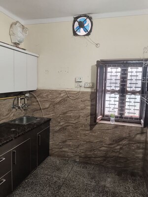 Room in 3 BHK Builder Floor at Sector 14 – for Rent