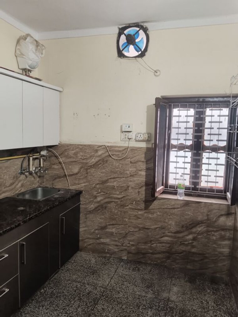 Room, sector 14 3 Bedroom 500 Sq.Yd. Builder Floor In Sector 14 Sonipat 10494811