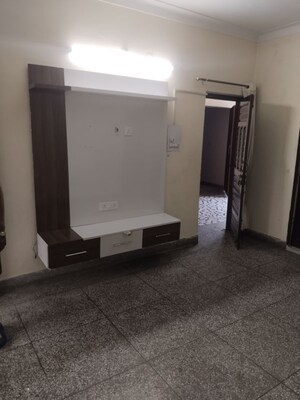 Room in 3 BHK Builder Floor at Sector 14 – for Rent