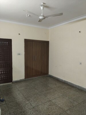 Room in 3 BHK Builder Floor at Sector 14 – for Rent