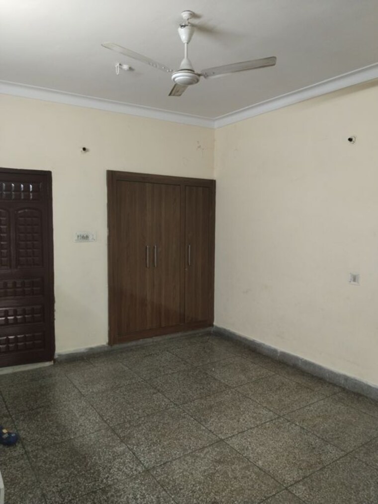 Room, sector 14 3 Bedroom 500 Sq.Yd. Builder Floor In Sector 14 Sonipat 10494811