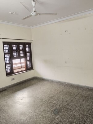 Room in 3 BHK Builder Floor at Sector 14 – for Rent
